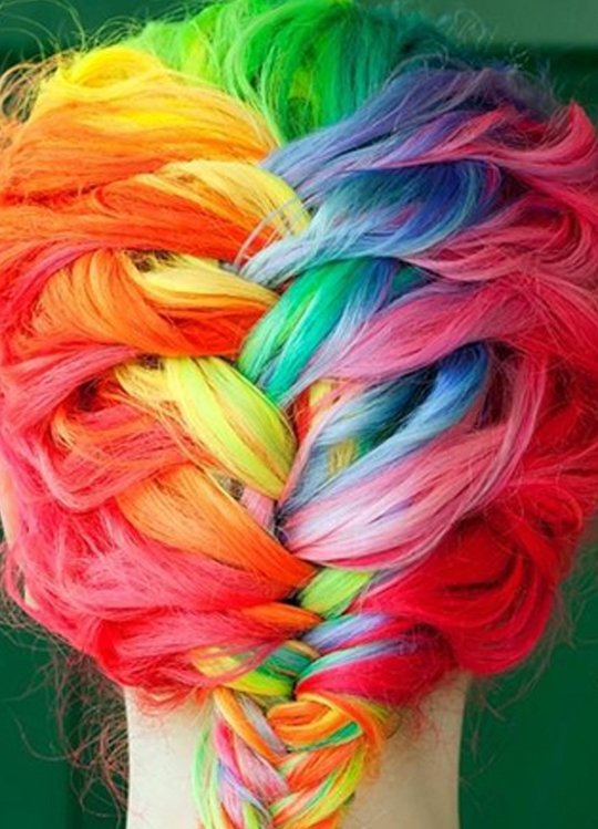 Разноцветные волосы.