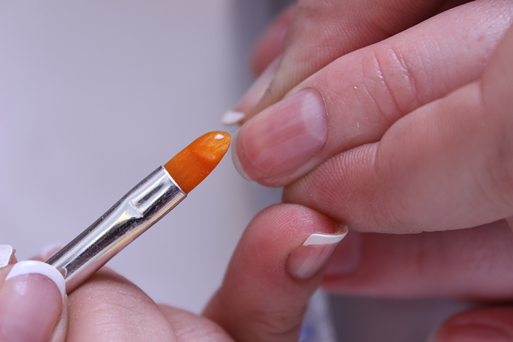 Процедура укрепления ногтей гелем