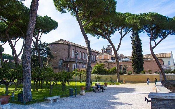 Романтический сад на холме Рима