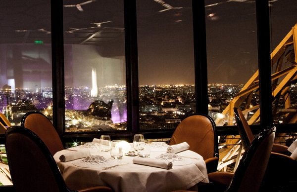 Вечерний вид с ресторана на Эйфелевой башне