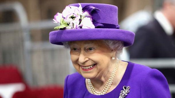 королева Елизавета носит ультрафиолет