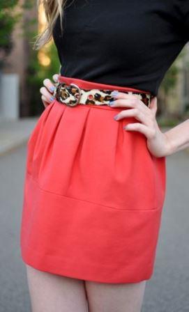 Красная юбка с леопардовым поясом