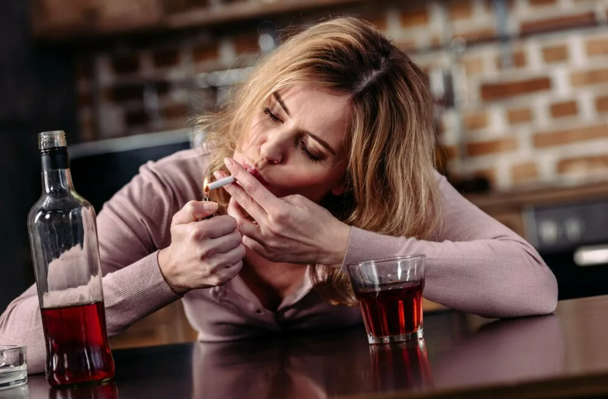 Злоупотребление алкоголем. Женский алкоголизм фото. Алкогольная зависимость.